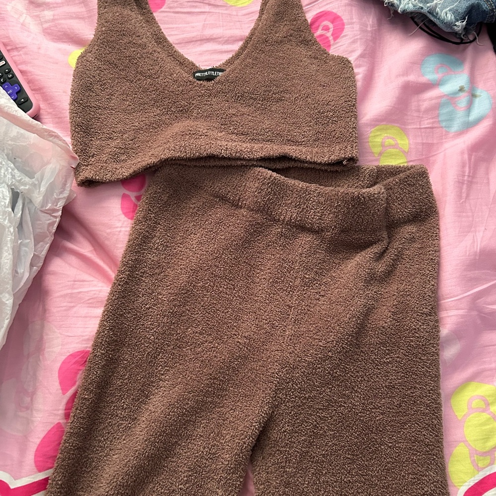 Pretty little thing lounge set